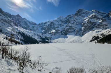 Bir dağ vadisinde bir göldür