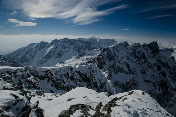 Un ascenso es en las montañas de invierno Fotos De Stock