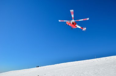 Dağlarda bir kurtarma helikopteri olduğunu