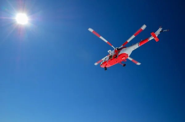 Dağlarda bir kurtarma helikopteri olduğunu