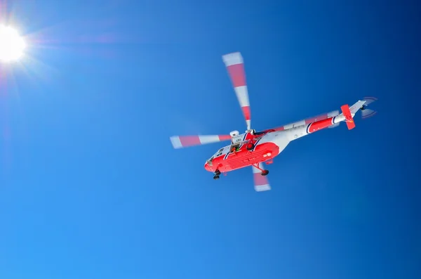 Dağlarda bir kurtarma helikopteri olduğunu