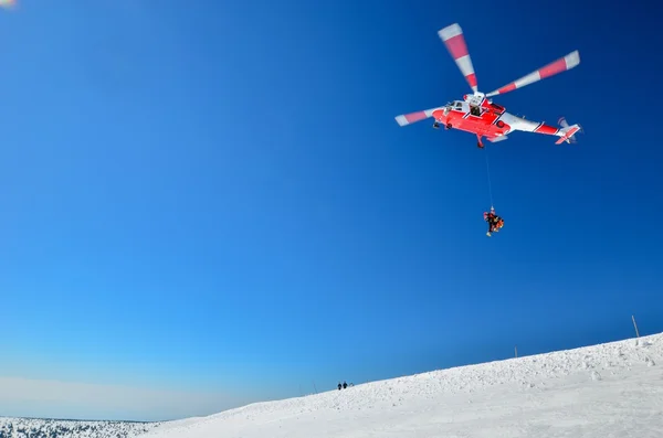 En räddnings helikopter är i bergen — Stockfoto