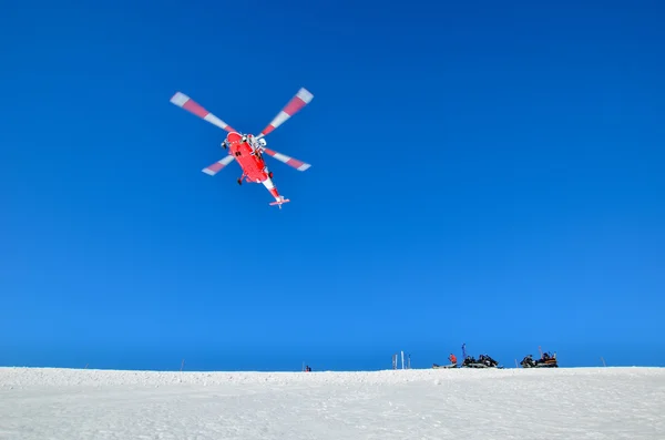 Helikopter ratunkowy jest w górach — Zdjęcie stockowe