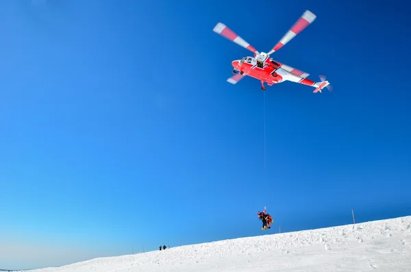 Un hélicoptère de sauvetage est en montagne — Photo
