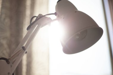 Ofis lambası Sabah pencerenin önünde