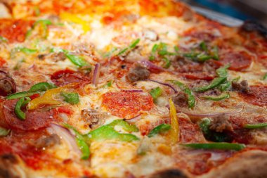 Lezzetli sebze ve biberli pizza.