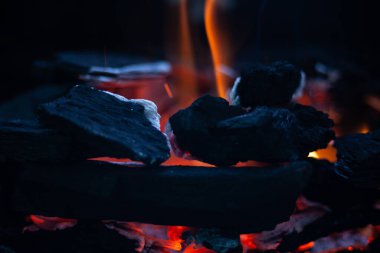Barbekü için sıcak kömür