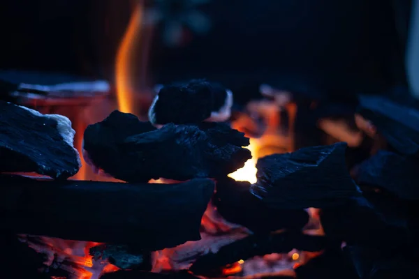 Barbekü için sıcak kömür