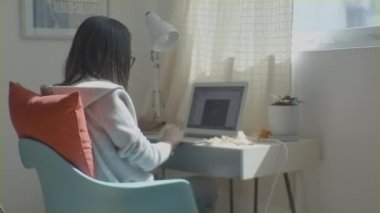 Bilgisayarda çalışan kadın ev ofisi yapıyor.