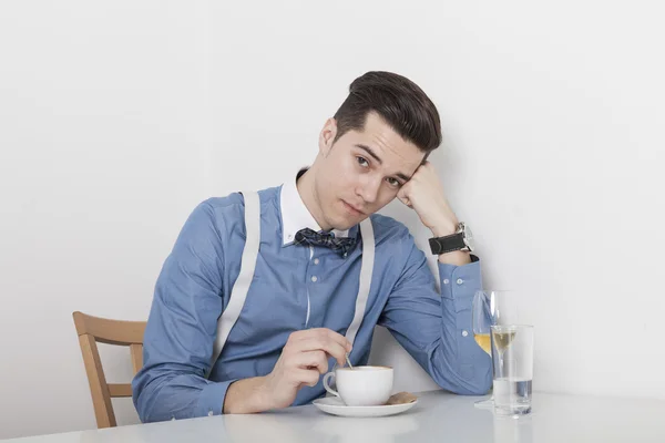 Homem decepcionado mexendo café — Fotografia de Stock