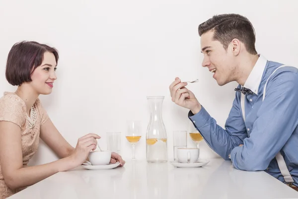 Hombre y mujer enamorándose — Foto de Stock