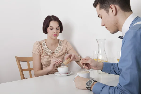 Casal entediado ter cappuccino — Fotografia de Stock