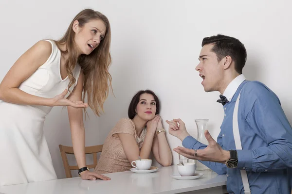 Casal grita um com o outro — Fotografia de Stock