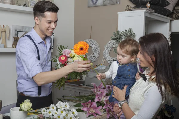 Bloem verkoper met moeder en kind — Stockfoto