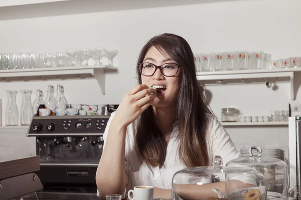 Aziatische vrouw met Frans macaroon — Stockfoto