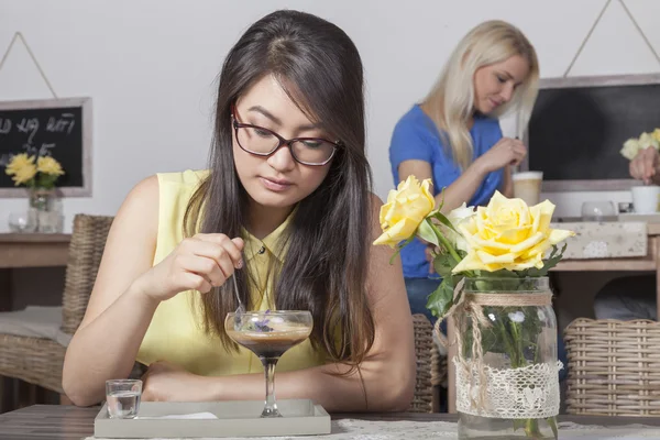 Asian woman has a lavender coffee — Stock Photo, Image