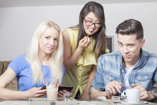 Amis faisant une pause café dans une cafétéria — Photo