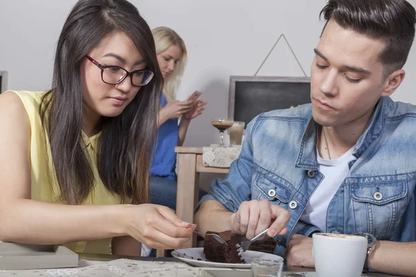 Paar isst Kuchen in einer Cafeteria — Stockfoto