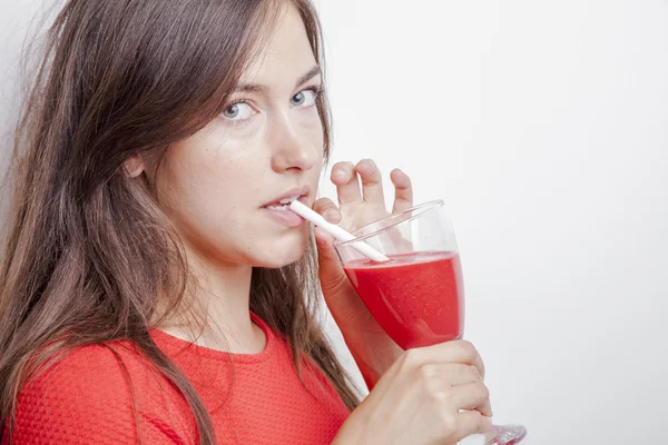 Mujer tiene una bebida de batido de frambuesa — Foto de Stock