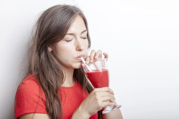 Kobieta ma pić koktajl Malinowy — Zdjęcie stockowe