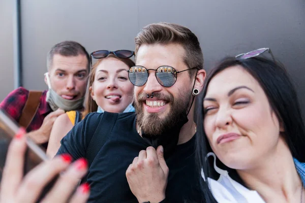 Bir Grup Yetişkin Arkadaş Şehirde Eğleniyor Cihazla Selfie Çekiyorlar Ağız — Stok fotoğraf