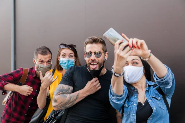 Gruppo Giovani Amici Adulti Che Divertono Città Scattando Foto Selfie Foto Stock