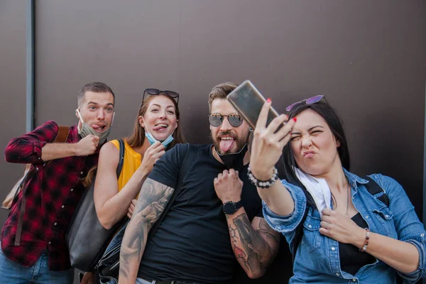 Gruppo Giovani Amici Adulti Che Divertono Città Scattando Foto Selfie Immagini Stock Royalty Free