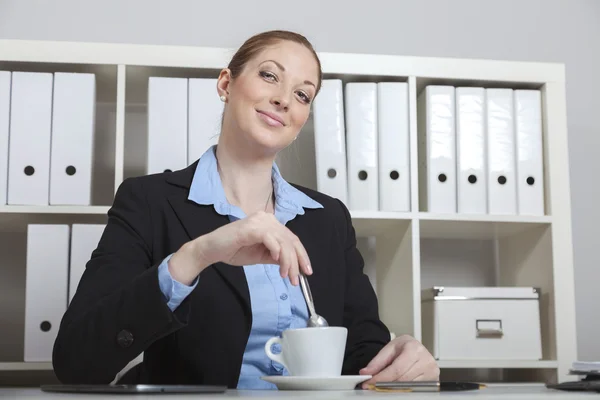 Zakenvrouw heeft een koffiepauze — Stockfoto