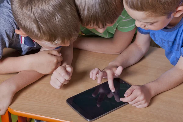 Crianças da escola com tablet PC — Fotografia de Stock