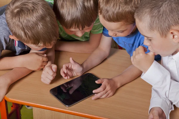 Niños de la escuela con tablet PC —  Fotos de Stock