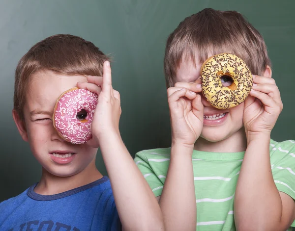 Два мальчика с пончиками — стоковое фото