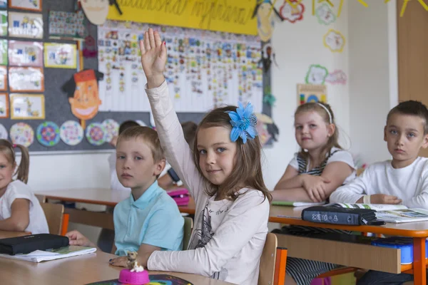 İlköğretim Okulu Kız elini yükseltir — Stok fotoğraf