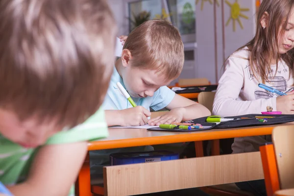 Schüler machen einen Test — Stockfoto