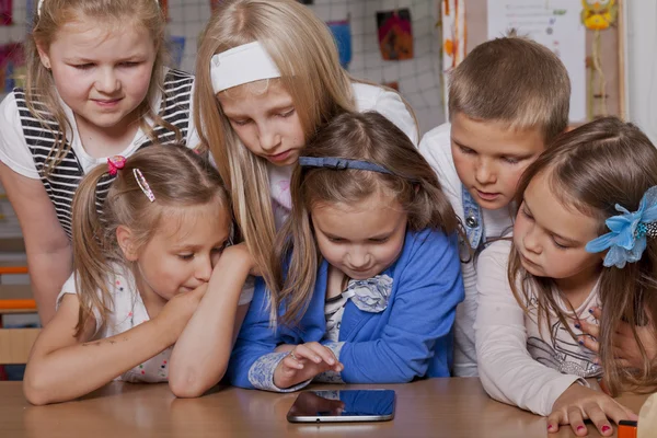 Crianças da escola brincando com tablet pc — Fotografia de Stock