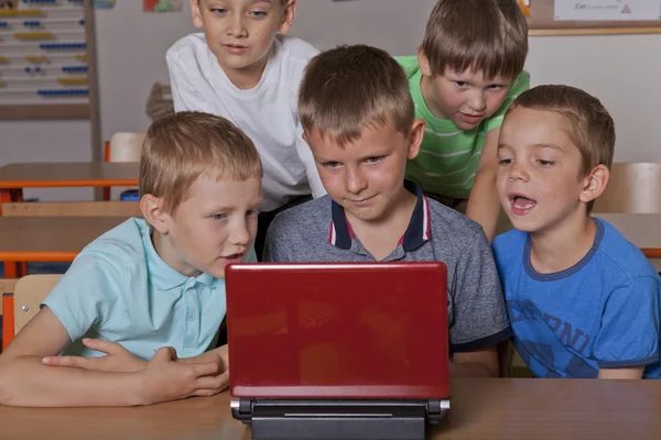 School jongens met laptop — Stockfoto