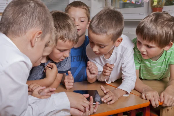 Crianças da escola com tablet PC — Fotografia de Stock