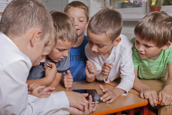 Niños de la escuela con tablet PC —  Fotos de Stock