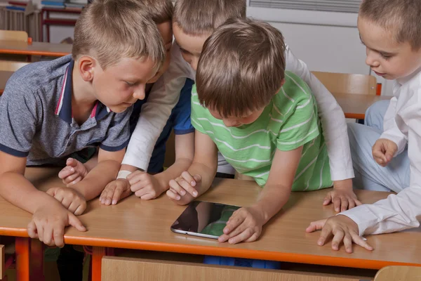 Školní děti s počítačem tablet Pc — Stock fotografie