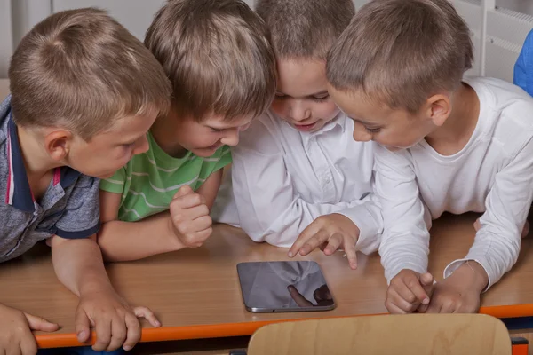 学校的孩子们与平板电脑 — 图库照片