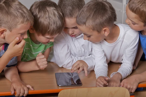 Niños de la escuela con tablet PC —  Fotos de Stock