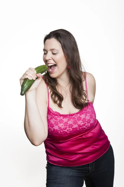 Nadwagę kobieta z ogórkiem — Zdjęcie stockowe