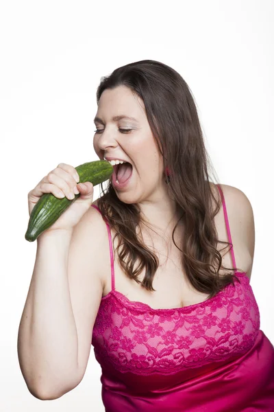 Femme en surpoids avec concombre — Photo