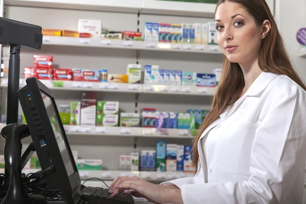 Farmacêutico olha para a câmara — Fotografia de Stock