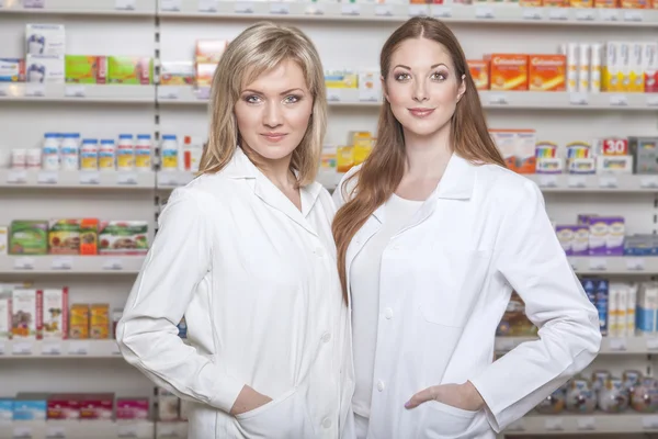 Profissionais farmacêuticos em farmácia — Fotografia de Stock