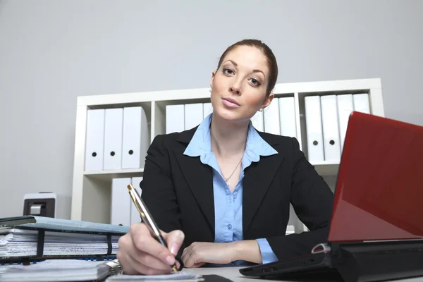 Geschäftsfrau macht sich Notiz — Stockfoto