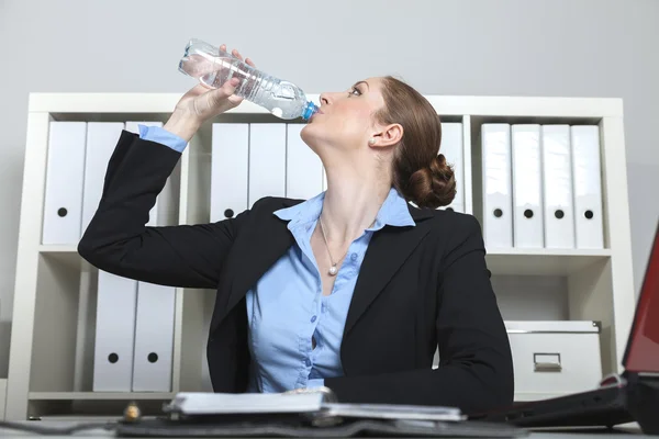 Businesswoman drinks water — Stock Photo, Image