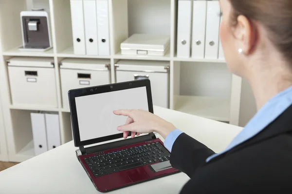 Assistente de vendas mostra ao computador portátil — Fotografia de Stock