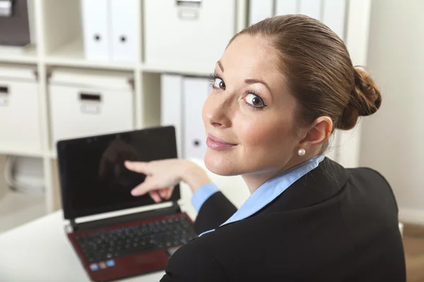 Verkäuferin zeigt auf den Laptop — Stockfoto