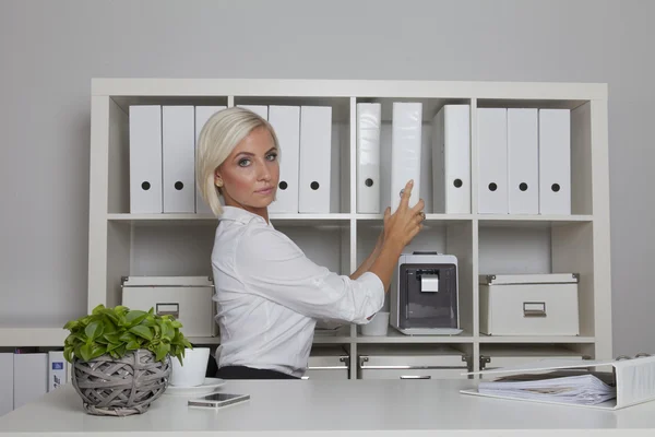 Sekretärin zieht Ordner aus Büroschrank — Stockfoto