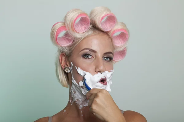 Grimassing woman shaving her chin — Stock Photo, Image